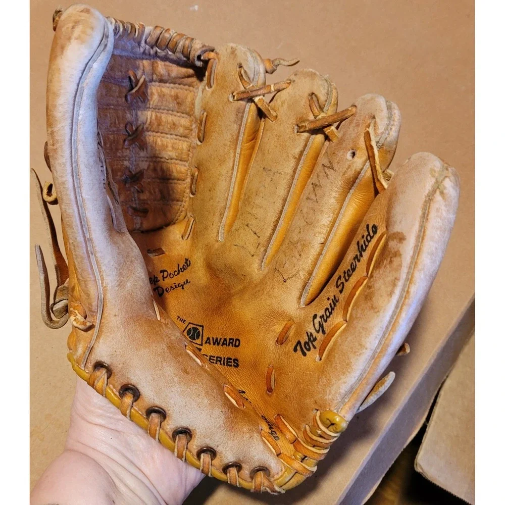 Montgomery Ward Right Handed Baseball Glove‎ Mitt Leather Registered 80-21210